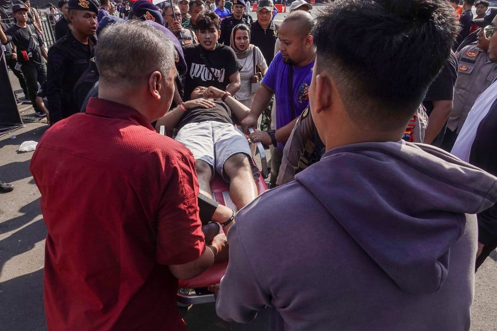Petugas mengevakuasi korban ambruknya tribun penonton di Kejurnas Drift Seri ke-3 2026 di Gor Satria Purwokerto, Banyumas, Jawa Tengah, Minggu (26/7/2026). ANTARA FOTO/Idhad Zakaria/agr Evakuasi korban tribun ambruk di Banyumas