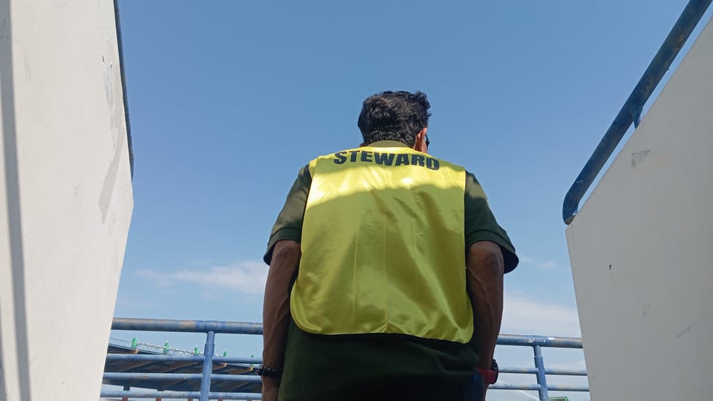 Steward Piala Presiden, Agus Gordon (66) saat berasa di dalam Stadion Si Jalak Harupat, Kabupaten Bandung, Sabtu (25/7/2026). Nizar/tirto.id. Newsplus Piala Presiden