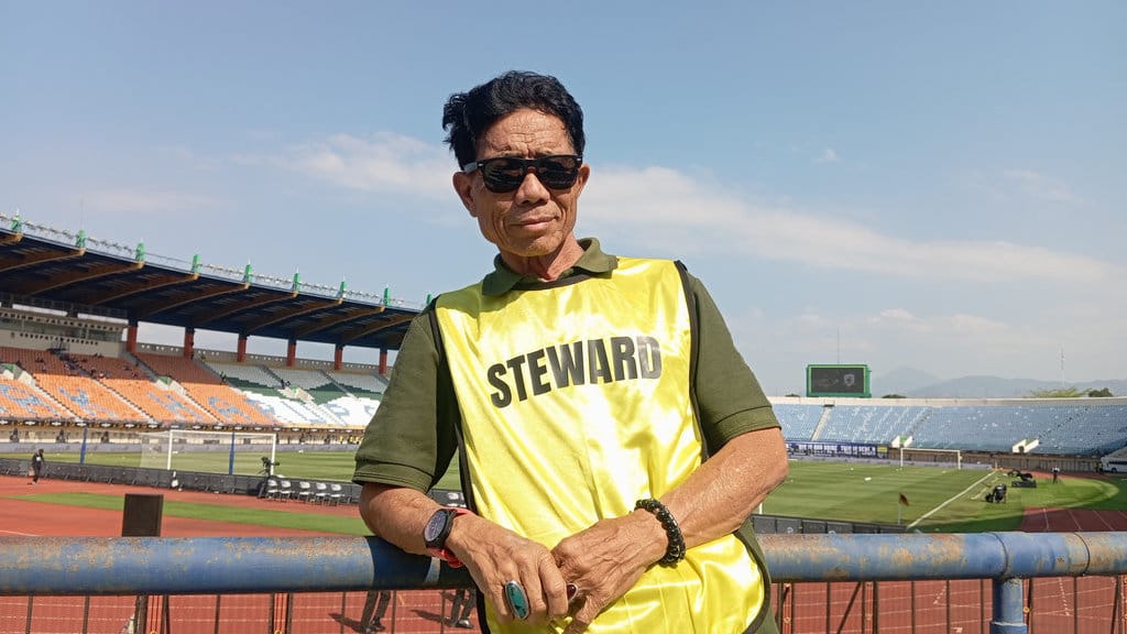 Steward Piala Presiden, Agus Gordon (66) saat berasa di dalam Stadion Si Jalak Harupat, Kabupaten Bandung, Sabtu (25/7/2026). Nizar/tirto.id. Newsplus Piala Presiden