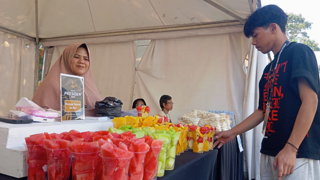 Kondisi geliat ekonomi sejumlah gerai UMKM Piala Presiden di sekitar Stadion Si Jalak Harupat, Kabupaten Bandung, Sabtu (25/7/2026). Nizar/tirto.id. Newsplus Piala Presiden