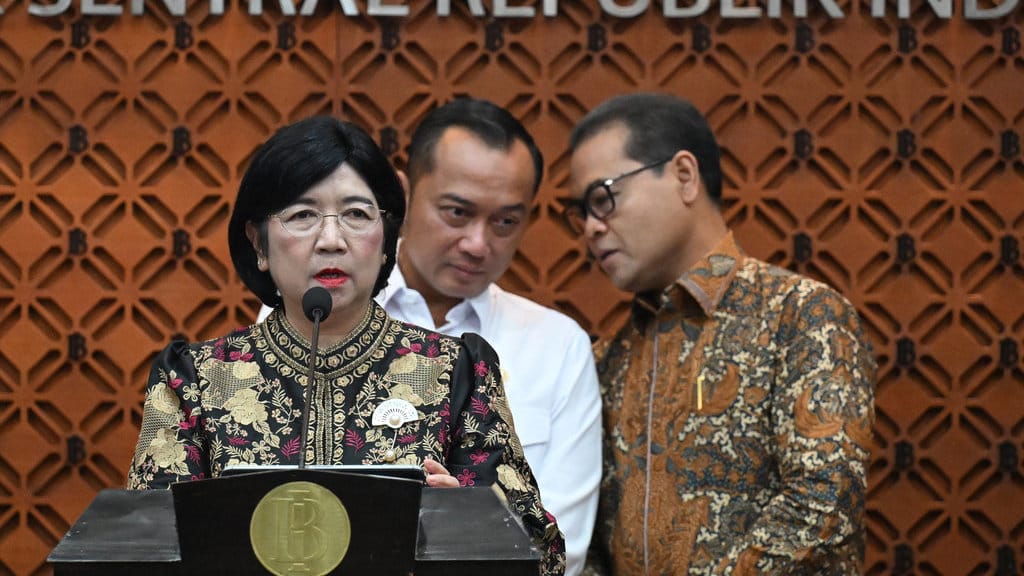 Deputi Gubernur Bank Indonesia (BI) Destry Damayanti (kiri) bersama Menteri Sekretaris Negara Prasetyo Hadi (tengah) dan Deputi Gubernur BI Ricky P. Gozali (kanan) menyampaikan keterangan pers terkait pengunduran diri Gubernur BI Perry Warjiyo di Jakarta, Senin (27/7/2026). Perry Warjiyo mengajukan pengunduran diri dan digantikan Deputi Gubernur Senior BI Destry Damayanti sebagai Pejabat Gubernur Sementara BI, sesuai UU BI. ANTARA FOTO/Marco/rwa/wsj. Perry Warjiyo mundur dari Gubernur Bank Indonesia