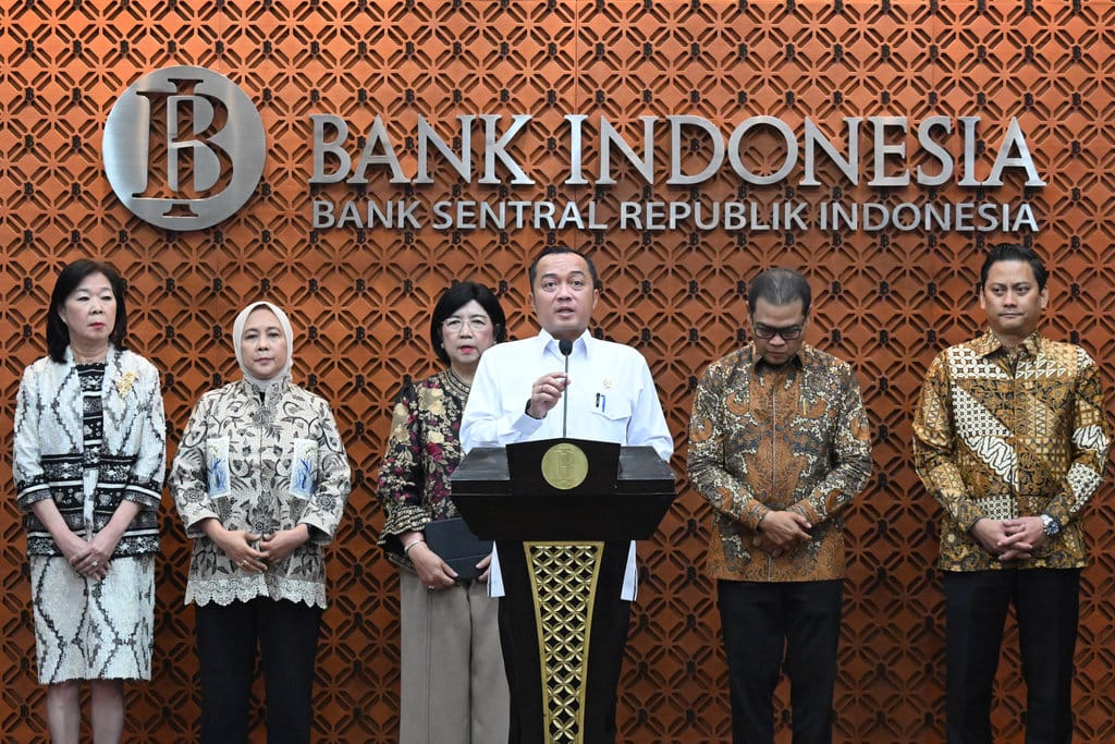 Menteri Sekretaris Negara Prasetyo Hadi (ketiga kanan) didampingi jajaran Deputi Gubernur Bank Indonesia (BI) menyampaikan keterangan pers terkait pengunduran diri Gubernur BI Perry Warjiyo di Jakarta, Senin (27/7/2026). Perry Warjiyo mengajukan pengunduran diri dan digantikan Deputi Gubernur Senior BI Destry Damayanti sebagai Pejabat Gubernur Sementara BI, sesuai UU BI. ANTARA FOTO/Marco/rwa/wsj. Perry Warjiyo mundur dari Gubernur Bank Indonesia