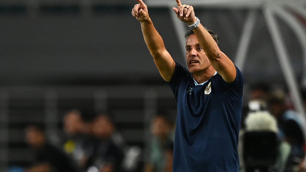 Pelatih Timnas Indonesia John Herdman memberikan instruksi kepada anak latihnya saat melawan Timnas Kamboja pada pertandingan Grup A ASEAN Championship atau Piala AFF 2026 di Stadion Gelora Pakansari, Kabupaten Bogor, Jawa Barat, Senin (27/7/2026). ANTARA FOTO/Bayu Pratama S/app/tom. Piala AFF 2026: Indonesia lawan Kamboja