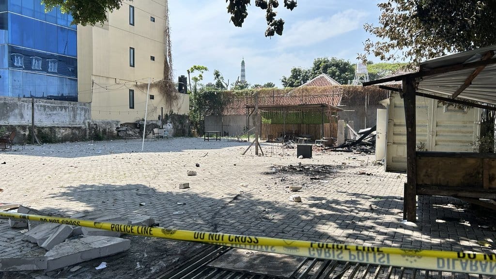 Garis polisi membentangi lahan kosong yang menjadi titik lokasi bentrokan antarwarga di kawasan Jalan Tambak, Pegangsaan, Menteng, Jakarta Pusat, Senin (27/7/2026). tirto.id/Hanang Septioyudho Bentrok