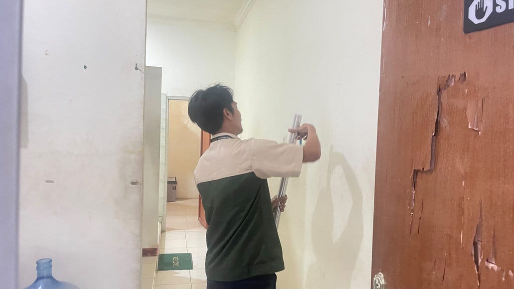 Abdul Rozak (41), seorang cleaning service yang bekerja di Gedung Teknik Grafika dan Penerbitan (TGP), Politeknik Negeri Jakarta. tirto.id/Putri Az zahra Cleaning service
