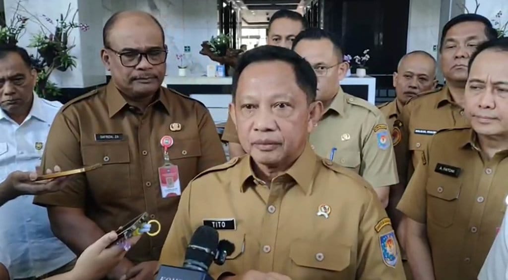 Menteri Dalam Negeri Tito Karnavian memberikan keterangan kepada awak media usai rapat di Kantor Kementerian Keuangan, Jakarta, Senin (27/7/2026). Dalam kesempatan itu, Tito memaparkan langkah pemerintah dalam menangani kesulitan fiskal daerah melalui efisiensi belanja, pembayaran Dana Bagi Hasil (DBH), dan opsi top-up. tirto.id/Nanda Tito Karnavian