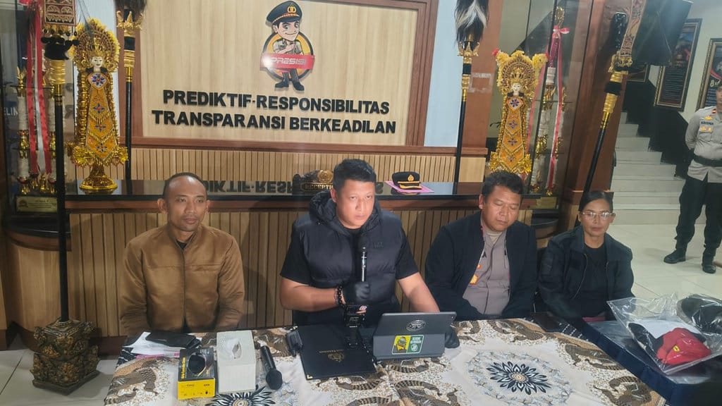 Konferensi pers pengungkapan kasus penganiayaan secara bersama-sama yang mengakibatkan meninggal dunianya orang di Mapolres Tabanan pada Senin (27/07/2026) dini hari. Foto: Humas Polres Tabanan. Kasus Pengeroyokan Pencuri Ayam di Tabanan