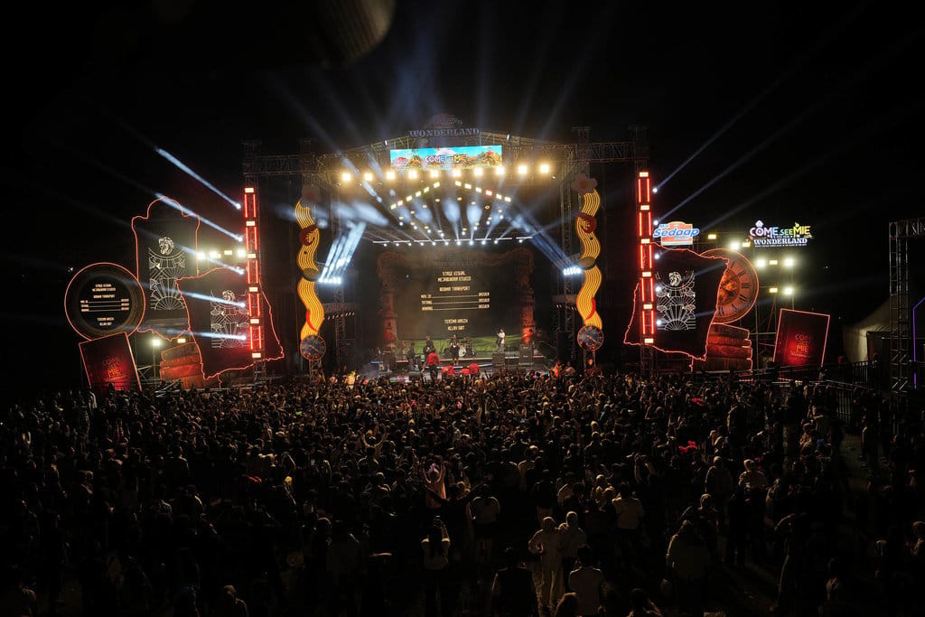 Penampilan terakhir di hari kedua Come See Mie Fest 2026 Bandung, ditutup dengan The Changcuters. FOTO/dok. WINGS Mie Fest 2026 Bandung