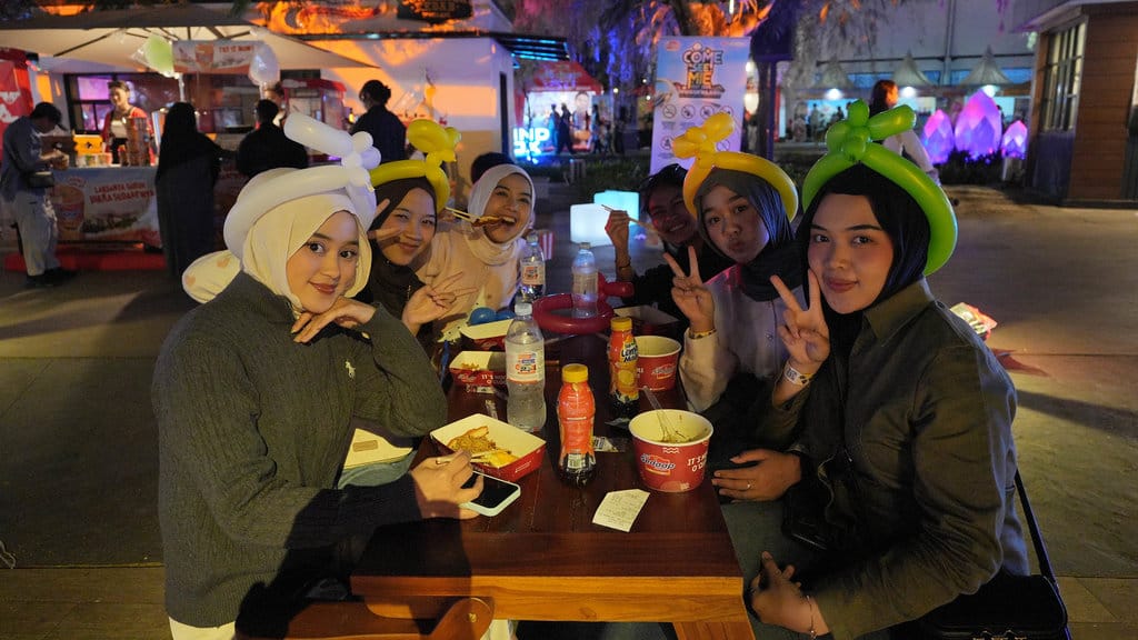 Pengunjung menikmati Sedaap Menu Creation. FOTO/dok. WINGS Mie Fest 2026 Bandung