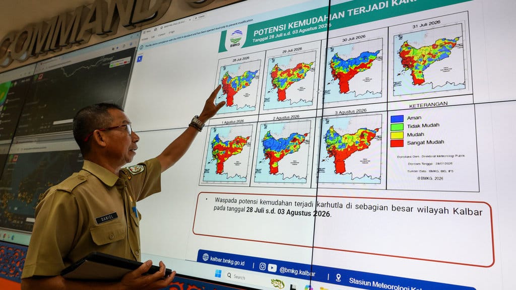 Ketua Satgas Informasi BPBD Kalimantan Barat Daniel memaparkan kondisi kebakaran hutan dan lahan (karhutla) di Kalimantan Barat di Pusat Pengendali Operasi Penanggulangan Bencana (Pusdalops) BPBD di Pontianak, Kalimantan Barat, Selasa (28/7/2026). Satgas Informasi Badan Penanggulangan Bencana Daerah (BPBD) Kalimantan Barat mengimbau masyarakat untuk mewaspadai potensi terjadinya karhutla di sebagian besar wilayah Kalimantan Barat pada 28 Juli hingga 3 Agustus 2026. ANTARA/Jessica Wuysang/agr Waspada potensi karhutla di Kalbar
