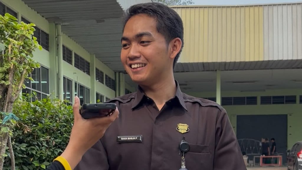 Satpam Politeknik Negeri Jakarta (PNJ), memberikan keterangan kepada Tirto saat diwawancarai di lingkungan kampus PNJ, Depok, Rabu (29/7/2026). FOTO/Putri Az zahra Potret Kesejahteraan Satpam Indonesia