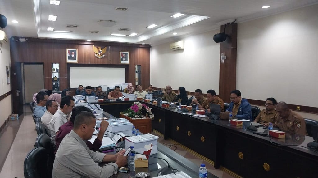 DPRD Jember menggelar rapat bersama Tim Anggaran Pemerintah Daerah (TAPD) di Ruang Badan Musyawarah (Banmus) Gedung DPRD Jember, Senin (27/7/2026). FOTO/Jember Yang Itu Rapat KUA-PPAS APBD 2027 DPRD Jember