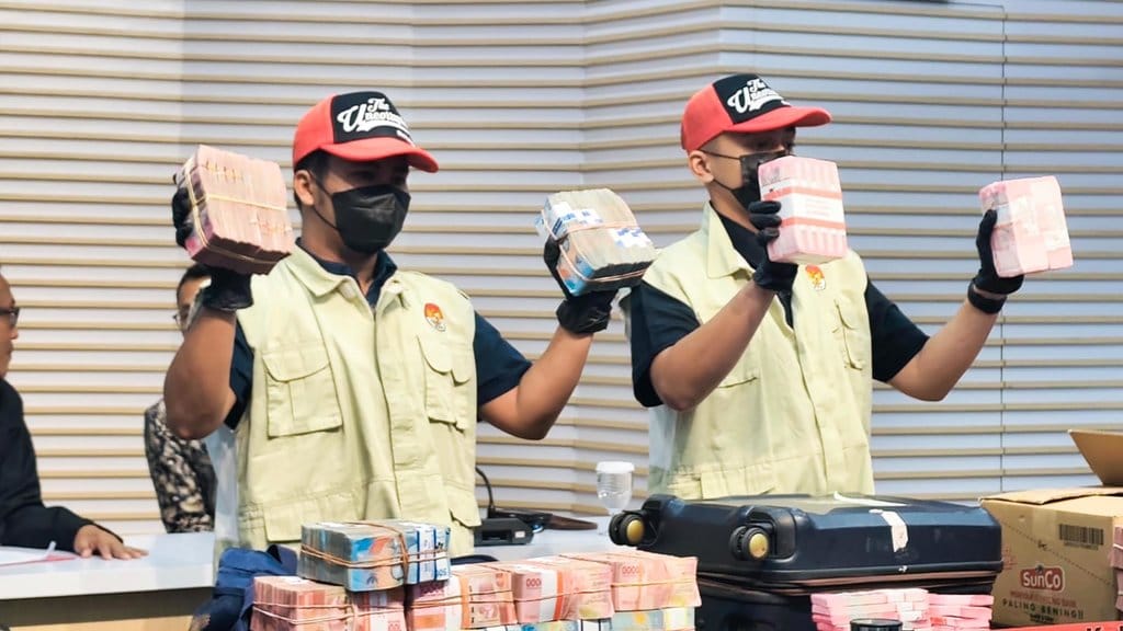 Petugas KPK saat menunjukkan barang bukti hasil OTT Bupati Pemalang, Anom Widiyantoro, di Gedung Merah Putih KPK, Jakarta Selatan, Kamis (30/7/2026). foto/Umay Bukti OTT Bupati Kemalang