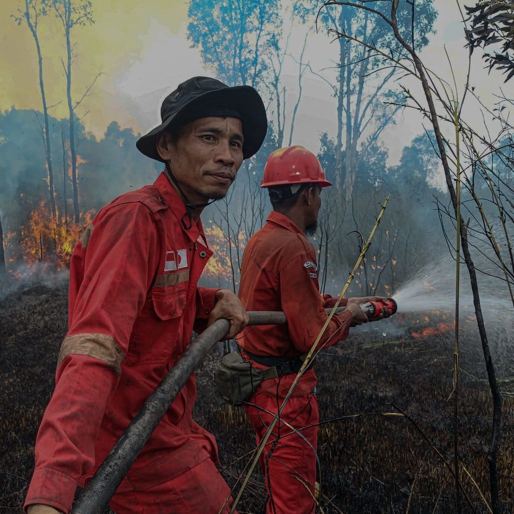 Mat Junani alias Mat Jay, Kepala Regu Manggala Agni memadamkan api di Ogan Ilir, Sumsel. FOTO/Manggala Agni Karhutla Ogan Ilir