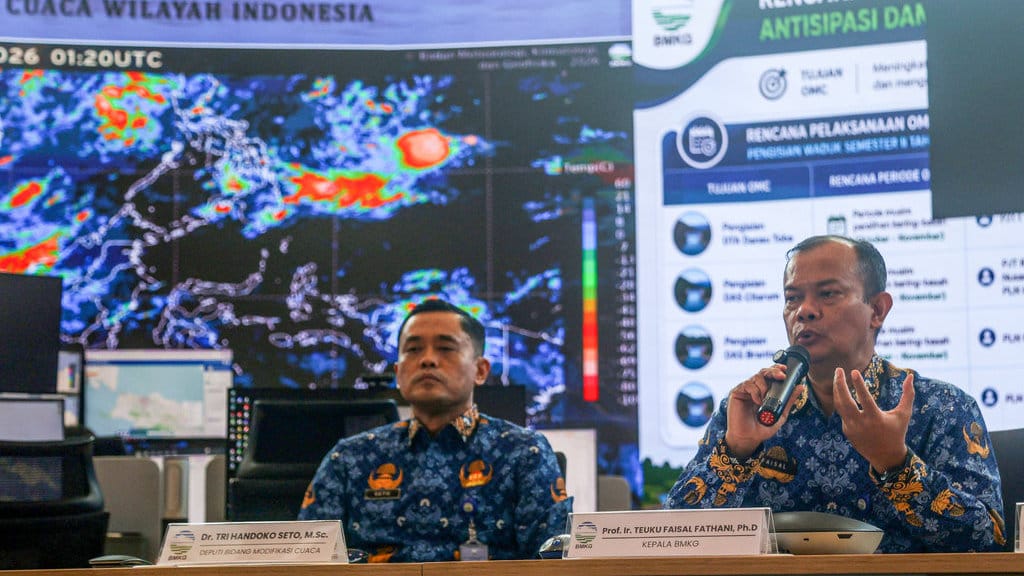 Kepala Badan Meteorologi, Klimatologi, dan Geofisika (BMKG) Teuku Faisal Fathani (kanan) didampingi Deputi Bidang Modifikasi Cuaca BMKG Tri Handoko Seto (kiri) memberikan keterangan terkait perkembangan musim kemarau dan penguatan operasi modifikasi cuaca sebagai antisipasi dampak El Nino di Kantor Pusat Badan Meteorologi, Klimatologi, dan Geofisika (BMKG), Jakarta, Kamis (30/7/2026). Dalam keterangannya, BMKG memprediksi fenomena El Nino akan bertahan hingga awal kuartal I 2027 sehingga berpotensi memicu musim kemarau yang lebih kering di sebagian besar wilayah Indonesia. ANTARA FOTO/Darryl Ramadhan BMKG sampaikan prospek musim kemarau 2026