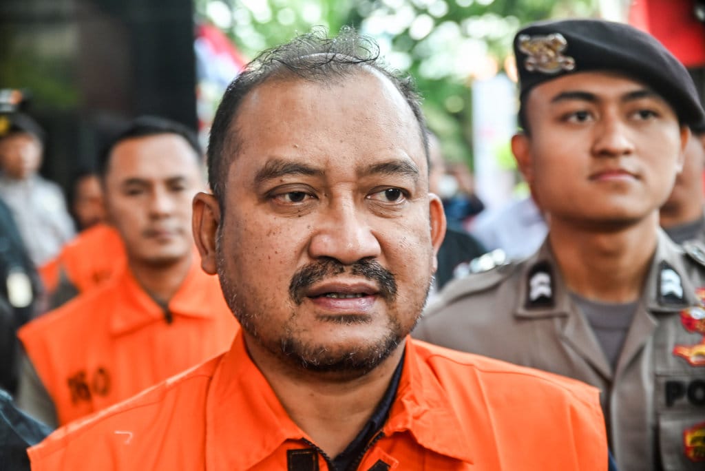 Bupati Pemalang Anom Widiyantoro (tengah) berjalan menuju mobil tahanan usai menjalani pemeriksaan di Gedung Merah Putih KPK, Jakarta, Kamis (30/7/2026). KPK menahan empat orang tersangka yakni Bupati Pemalang Anom Widiyantoro, Lilik Budi Suprianto, Setya Budi Dias Oktavianto dan Mohamad Haris pascaoperasi tangkap tangan (OTT) pada (28/7) serta menyita barang bukti uang tunai sejumlah Rp 2 miliar terkait kasus dugaan korupsi di lingkungan pemerintahan Kabupaten Pemalang. ANTARA FOTO/Fakhri Hermansyah/agr KPK tahan Bupati Pemalang