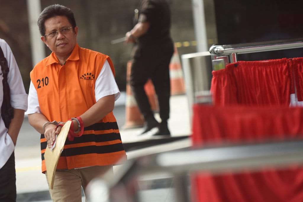 Tersangka kasus dugaan korupsi pengadaan barang dan jasa di Pemkab Lombok Barat Lalu Ahmad Zaini berjalan menuju ruang pemeriksaan di Gedung Merah Putih KPK, Jakarta, Rabu (29/7/2026). ANTARA FOTO/Indrianto Eko Suwarso/wsj. Pemeriksaan Bupati Lombok Barat nonaktif