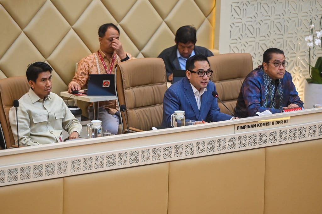 Ketua Komisi II DPR Rifqinizamy Karsayuda (tengah) didampingi Wakil Ketua Komisi II DPR Bahtra Banong (kiri) dan Dede Yusuf (kanan) memimpin rapat kerja bersama Kementerian Dalam Negeri (Kemendagri) di Kompleks Parlemen, Senayan, Jakarta, Kamis (30/7/2026). Rapat tersebut membahas remunerasi kepala daerah dan wakil kepala daerah, sistematika dana bagi hasil serta peningkatan pendapatan asli daerah. ANTARA FOTO/Rivan Awal Lingga/agr Raker Komisi II DPR dengan Kemendagri