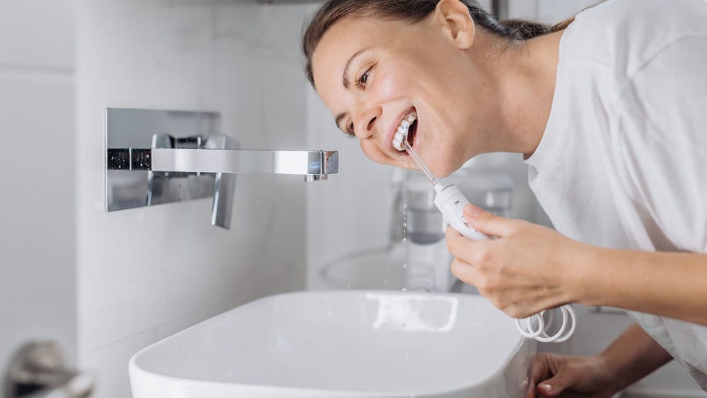 ilustrasi water flosser. foto/istockphoto ilustrasi water flosser