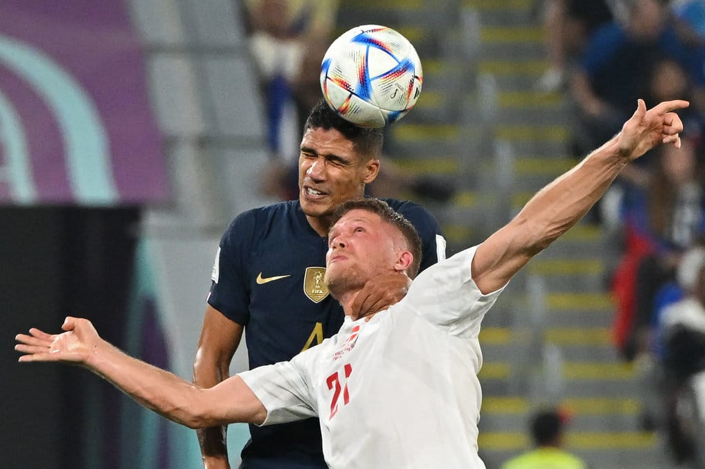 Bek Prancis #04 Raphael Varane (kiri) dan penyerang Denmark #21 Andreas Cornelius menyundul bola dalam pertandingan sepak bola Grup D Piala Dunia Qatar 2022 antara Prancis dan Denmark di Stadion 974, Doha, pada 26 November 2022. AFP/NATALIA KOLESNIKOVA Raphael Varane