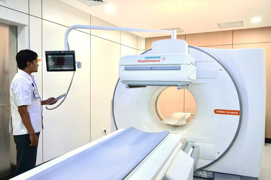 Melalui Symbia Pro.specta SPECT/CT, MRCCC Siloam Semanggi memperkuat layanan kedokteran nuklir untuk mendukung diagnosis yang lebih komprehensif, mengevaluasi fungsi organ, mendeteksi penyebaran penyakit, serta mendukung pengambilan keputusan klinis. FOTO/Dok. MRCCC Siloam Semanggi Header Rilis MRCCC Siloam 2