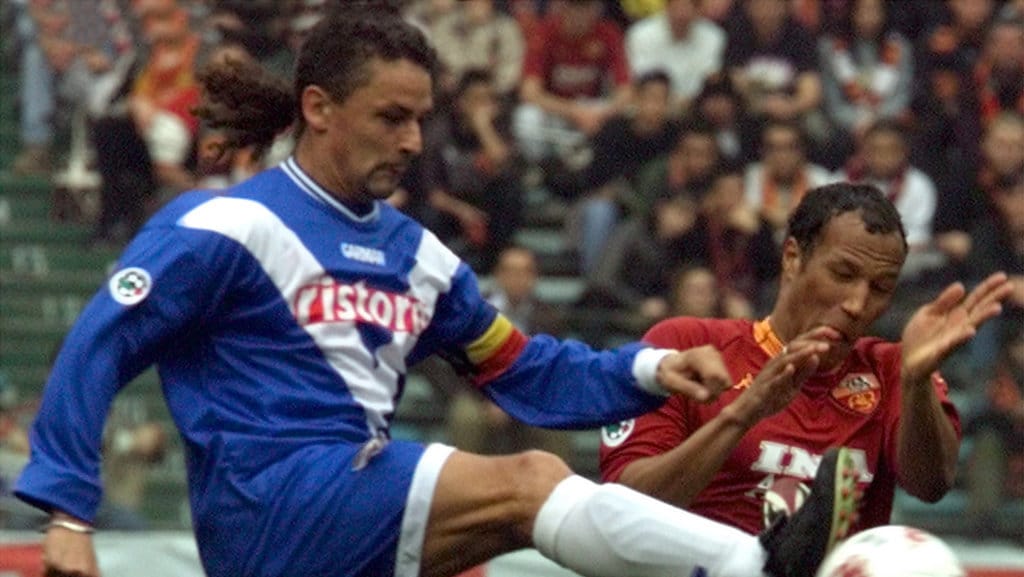 AS Roma's Frenchman Jonathan Zebina (R) tackles Brescia's Roberto Baggio during their Italian Serie A clash at the Olympic Stadium March 11, 2001. (Photo REUTERS/VP) Roberto Baggio