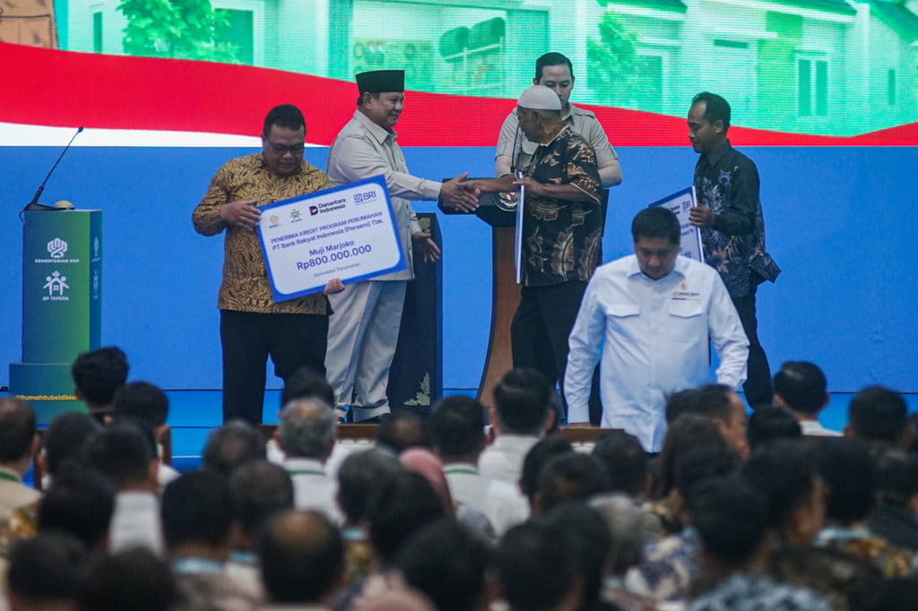 Presiden Prabowo Subianto (kedua kiri) didampingi Menteri Perumahan dan Kawasan Permukiman (PKP) Maruarar Sirait (kedua kanan) bersalaman dengan warga penerima KPR FLPP pada acara akad massal Rumah Subsidi Menyala di Perumahan Puri Delta City Side, Kabupaten Batang, Jawa Tengah, Kamis (30/7/2026). ANTARA FOTO/Harviyan Perdana Putra/nym. Presiden hadiri akad massal rumah subsidi di Batang