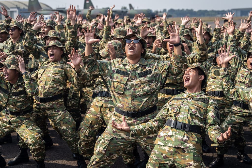 Sejumlah calon manajer Koperasi Merah Putih meneriakkan yel-yel usai upacara penutupan Diklat Bela Negara Sarjana Penggerak Pembangunan Indonesia (SPPI) Koperasi Desa/Kelurahan Merah Putih (KDKMP) dan Kampung Nelayan Merah Putih (KNMP) di Lanud Halim Perdanakusuma, Jakarta, Jumat (31/7/2026). Berdasarkan data Kementerian Pertahanan sebanyak 33.758 calon manajer dinyatakan lulus menyelesaikan pendidikan dan pelatihan terdiri atas 28.626 calon manajer KDKMP serta 5.159 calon manajer KNMP, yang selanjutnya dipersiapkan untuk mendukung pelaksanaan program strategis pemerintah. ANTARA FOTO/Bayu Pratama S/foc. Upacara penutupan Diklat SPPI KDKMP dan KNMP