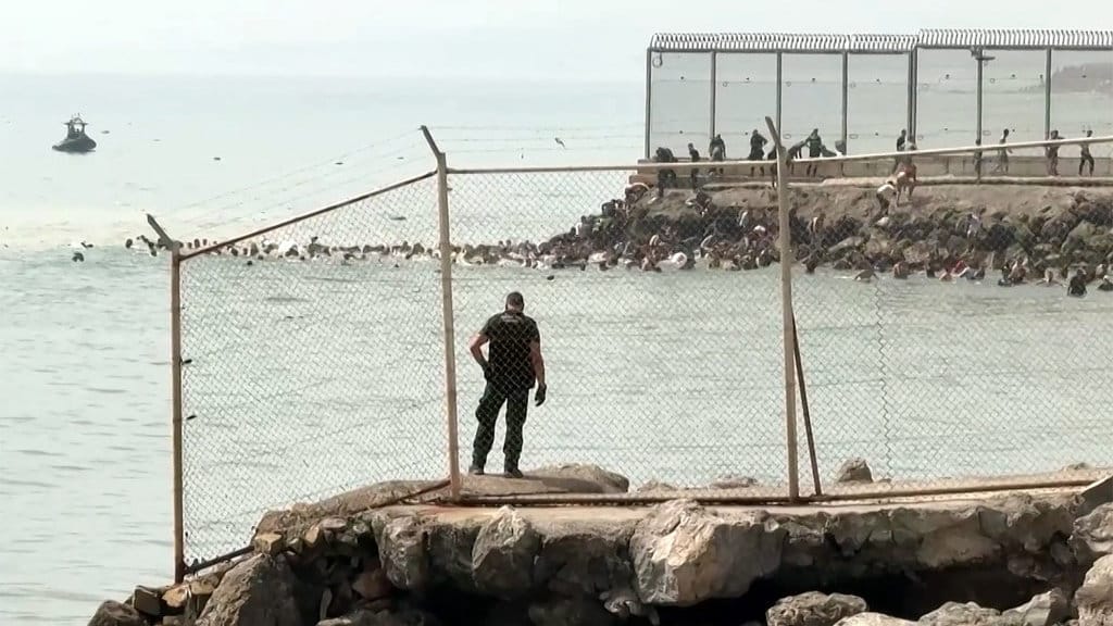 Para migran berenang di laut untuk mencapai pesisir Ceuta wilayah eksklave Spanyol di Afrika Utara pada 30 Juli 2026. Lucía DIAZ / AFP Para Migran Masuk Spanyol