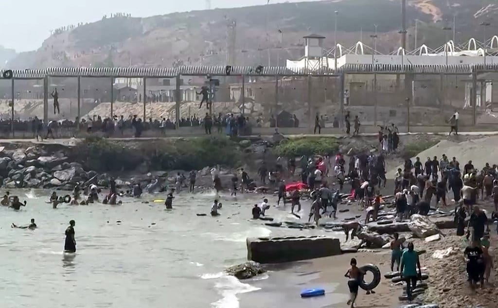 Migran yang tiba di pesisir Ceuta wilayah eksklave Spanyol di Afrika Utara, setelah berenang memutari pagar perbatasan antara Maroko dan Spanyol pada 30 Juli 2026. Lucía DIAZ / AFP Para Migran Masuk Spanyol