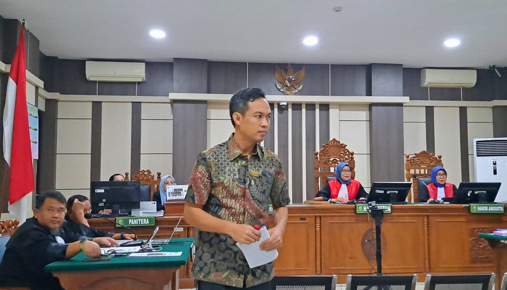 Bupati Cilacap nonaktif, Syamsul Auliya Rachman (baju batik) berjalan meninggalkan ruangan usai sidang pembacaan surat dakwaan kasus korupsi di Pengadilan Tipikor Semarang, Jumat (31/7/2026). FOTO/Baihaqi Annizar Sidang Dakwaan di Kasus Korupsi Bupati Cilacap
