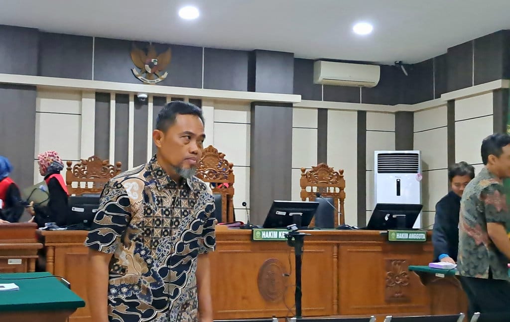 Sekda Cilacap, Sadmoko (baju batik) berjalan meninggalkan ruangan usai sidang pembacaan surat dakwaan kasus korupsi di Pengadilan Tipikor Semarang, Jumat (31/7/2026). FOTO/Baihaqi Annizar Sidang Dakwaan di Kasus Korupsi Bupati Cilacap