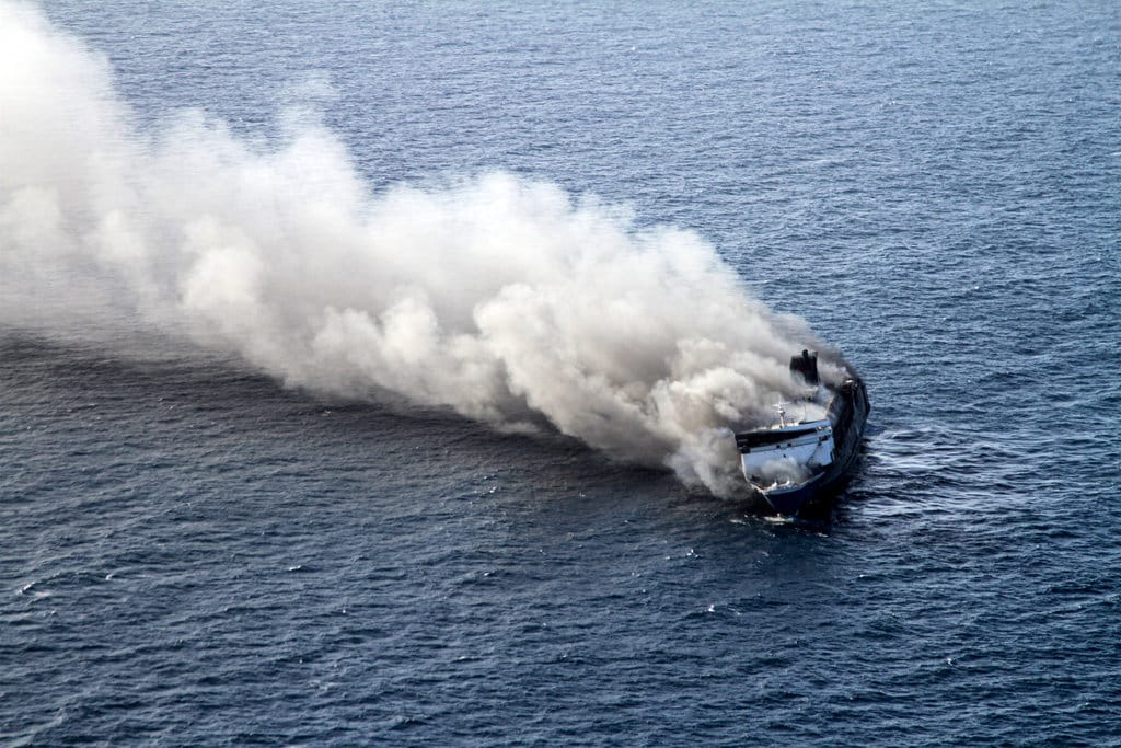 Kapal Mutiara Sentosa 2 terbakar di perairan Sumenep, Jawa Timur, Minggu (2/8/2026). Kapal Motor Penumpang (KMP) Mutiara Sentosa 2 yang berpenumpang sekitar 250 orang penumpang tersebut mengalami kebakaran saat melakukan pelayaran dari Surabaya ke Makassar dan saat ini masih belum bisa dipastikan jumlah korbannya. ANTARAFOTO/Umarul Faruq/sgd KMP Mutiara Sentosa 2 terbakar di perairan Sumenep