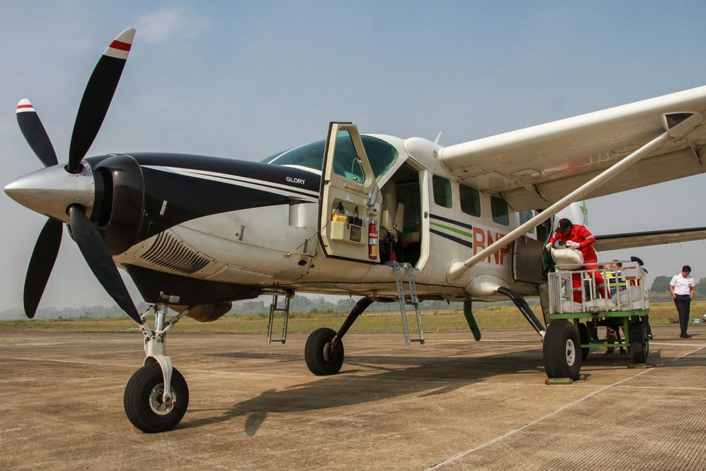 Petugas memasukan bahan semai Natrium Klorida (NaCI) kedalam pesawat Cessna 208B Grand Caravan Ex di Bandar Udara Tjilik Riwut, Palangka Raya, Kalimantan Tengah, Minggu (2/8/2026). Badan Nasional Penanggulangan Bencana (BNPB) bersama Badan Meteorologi, Klimatologi, dan Geofisika (BMKG) melakukan operasi modifikasi cuaca di Kalimantan Tengah dengan menabur bahan semai Natrium Klorida (NaCI) sebanyak satu ton untuk merekayasa peluang terjadinya hujan dalam upaya penanganan kebakaran hutan dan lahan di Kalimantan Tengah. ANTARA FOTO/Auliya Rahman/sgd Operasi modifikasi cuaca upaya penanganan karhutla Kalteng