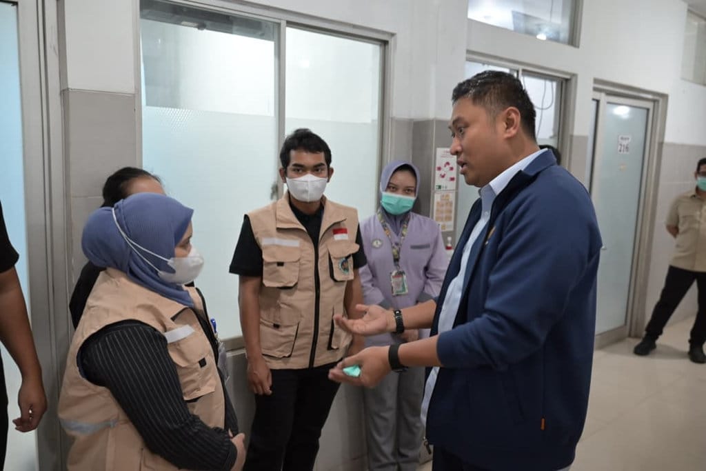 Kepala Badan Gizi Nasional (BGN) Sudaryono menjenguk para korban yang keracunan program Presiden Prabowo Subianto, yakni makan bergizi gratis (MBG) di Kota Semarang, Jawa Tengah, Sabtu (1/8/2026). FOTO/istimewa Sudaryono di Semarang