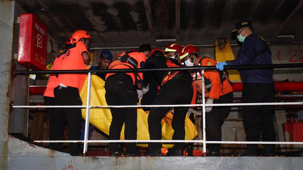 Sejumlah petugas mengangkat kantong berisi jenazah korban kebakaran KM Mutiara Sentosa II setibanya di Dermaga Jamrud Utara, Pelabuhan Tanjung Perak, Surabaya, Jawa Timur, Senin (3/8/2026). ANTARA FOTO/Didik Suhartono/wpa. Evakuasi korban kebakaran KM Mutiara Sentosa II