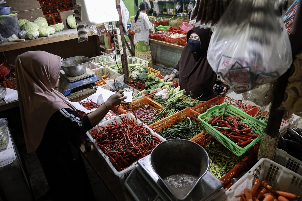 Pedagang melayani pembeli di Pasar Gembrong Baru, Jakarta, Senin (3/8/2026). ANTARA FOTO/Dhemas Reviyanto/agr Inflasi tahunan Juli 2026