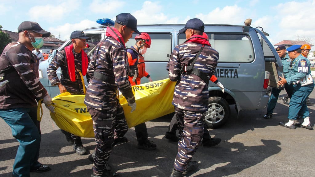 Sejumlah petugas membawa kantong berisi jenazah korban kebakaran KM Mutiara Sentosa II setibanya di Dermaga Madura, Koarmada II, Surabaya, Jawa Timur, Senin (3/8/2026). ANTARA FOTO/Didik Suhartono/nym. KRI Nala evakuasi korban kebakaran KM Mutiara Sentosa II