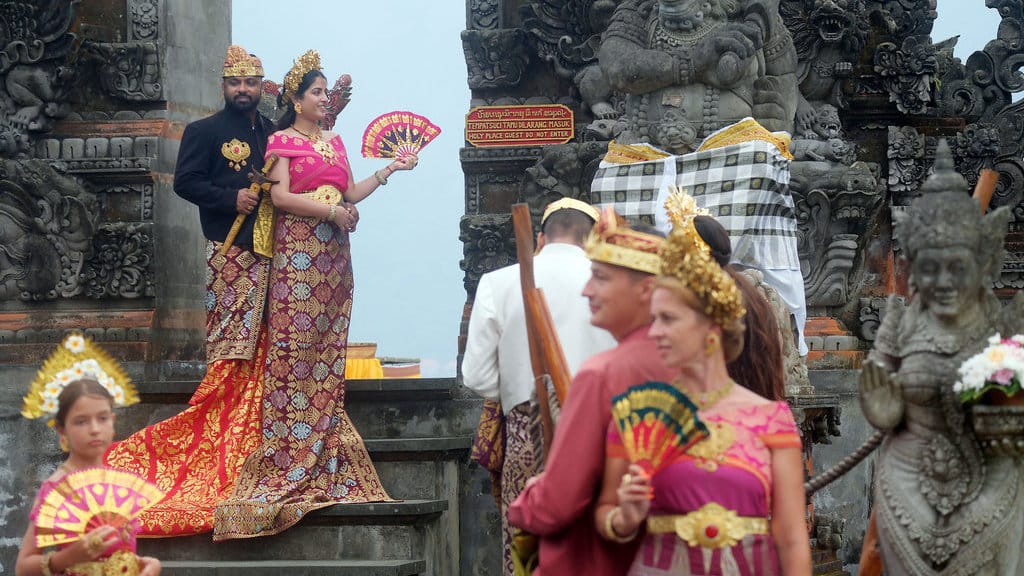 Wisatawan mancanegara berpose mengenakan busana pengantin adat Bali saat berkunjung di Daya Tarik Wisata (DTW) Ulun Danu Beratan, Tabanan, Bali, Senin (3/8/2026). ANTARA FOTO/Nyoman Hendra Wibowo/agr Kunjungan wisman ke Bali periode Januari-Juni 2026
