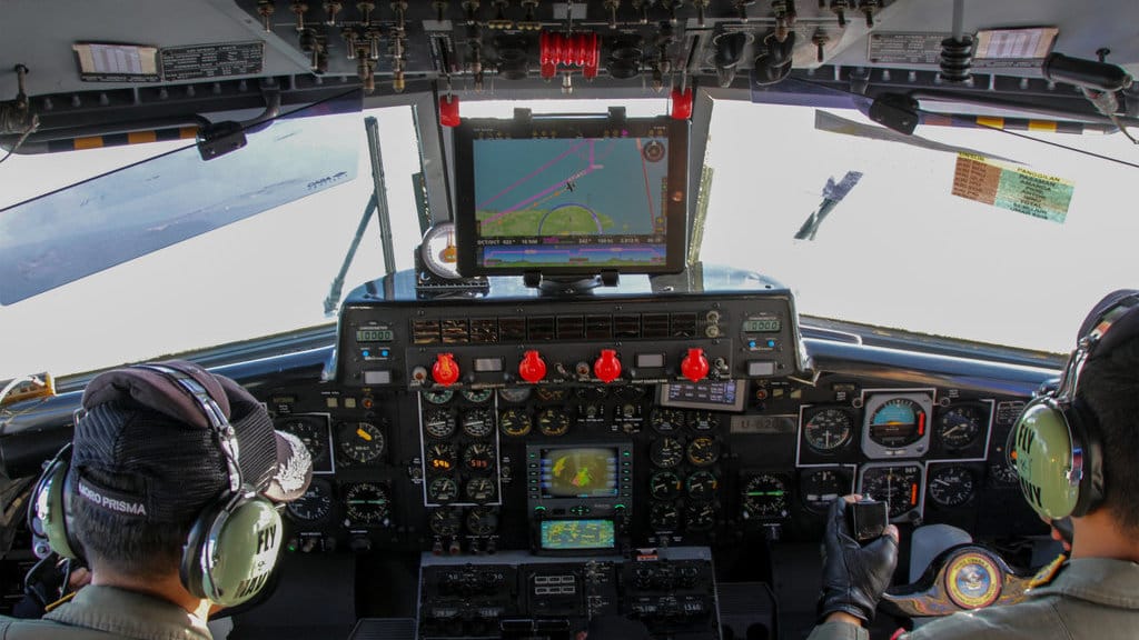 Pilot Mayor Laut (P) Billy Yudha Firmansyah (kiri) dan Co-pilot Lettu Laut (P) Mochamad Rizqy Firdiansyah Komarudin (kanan) menerbangkan pesawat NC 212-200 Aviocar U-6206 milik Skuadron Udara 600 Wing Udara 2 Puspenerbal dalam pencarian Kapal Mutiara Sentosa 2 yang terbakar di perairan Sumenep, Jawa Timur, Minggu (2/8/2026). ANTARA FOTO/Umarul Faruq/sgd Pencarian lokasi kebakaran KMP Mutiara Sentosa 2