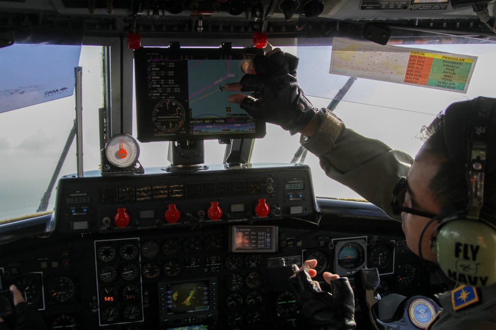 Co-pilot pesawat NC 212-200 Aviocar U-6206 milik Skuadron Udara 600 Wing Udara 2 Puspenerbal, Lettu Laut (P) Mochamad Rizqy Firdiansyah Komarudin memeriksa layar dalam pencarian Kapal Mutiara Sentosa 2 yang terbakar di perairan Sumenep, Jawa Timur, Minggu (2/8/2026). ANTARA FOTO/Umarul Faruq/sgd Pencarian lokasi kebakaran KMP Mutiara Sentosa 2