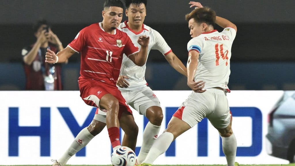 Pesepak bola Timnas Indonesia Ragnar Anthonius Maria Oratmangoen (kiri) berebut bola dengan pesepak bola Timnas Vietnam Nguyen Hoang Duc (kanan) pada pertandingan Grup A Piala AFF 2026 di Stadion Pakansari, Kabupaten Bogor, Jawa Barat, Senin (3/8/2026). ANTARA FOTO/Bayu Pratama S/mrh/wsj. Timnas Indonesia lawan Vietnam di Piala AFF