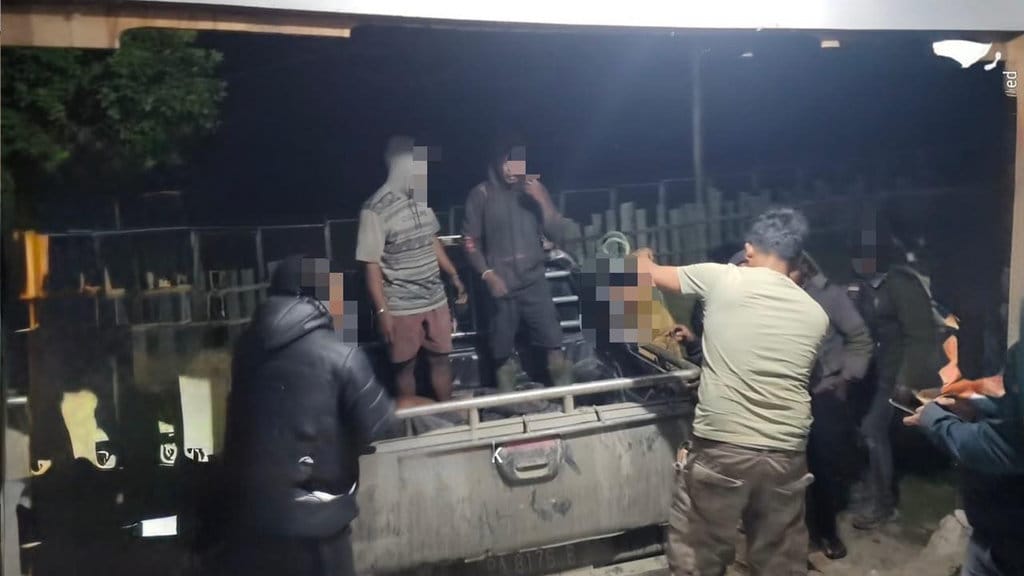 Situasi saat aparat keamanan melakukan evakuasi pekerja proyek di Papua yang menjadi korban penembakan kelompok sipil bersenjata. FOTO/Dokumentasi Polda Papua. evakuasi pekerja proyek di Papua