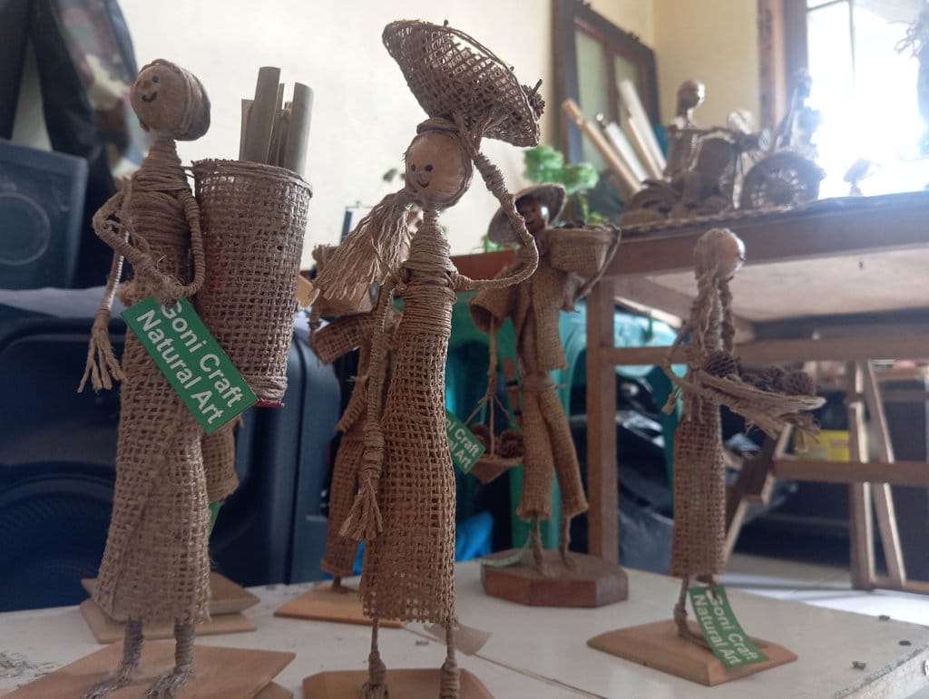 Deretan miniatur figur manusia di tempat workshop Goni Craft Natural Art, Kota Bandung, Sabtu (1/8/2026). Karya hasil kerajinan tangan Kosasih ini, berbahan dasar karung goni bekas dan bahan-bahan alami lainnya. Muhamad Nizar/tirto.id. Newsplus Cerita Perajin Berbahan Karung Goni
