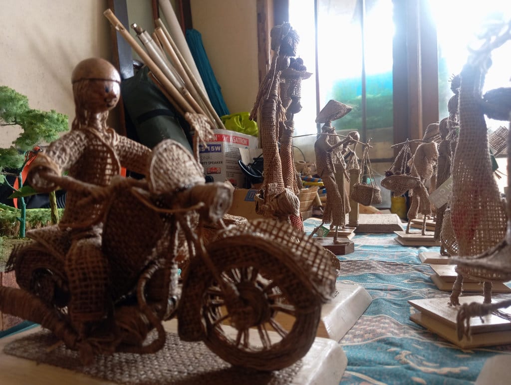 Deretan miniatur figur manusia di tempat workshop Goni Craft Natural Art, Kota Bandung, Sabtu (1/8/2026). Karya hasil kerajinan tangan Kosasih ini, berbahan dasar karung goni bekas dan bahan-bahan alami lainnya. Muhamad Nizar/tirto.id. Newsplus Cerita Perajin Berbahan Karung Goni