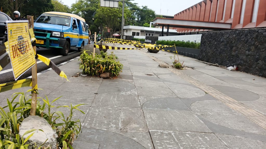 Kondisi terkini lokasi penebangan pohon di Jln. Martadinata, Kota Bandung, Senin (3/8/2026). Pemerintah Kota Bandung memasang segel di sekitar lokasi penebangan pohon secara ilegal tersebut. tirto.id/Muhamad Nizar Kasus Penebangan Pohon di Bandung