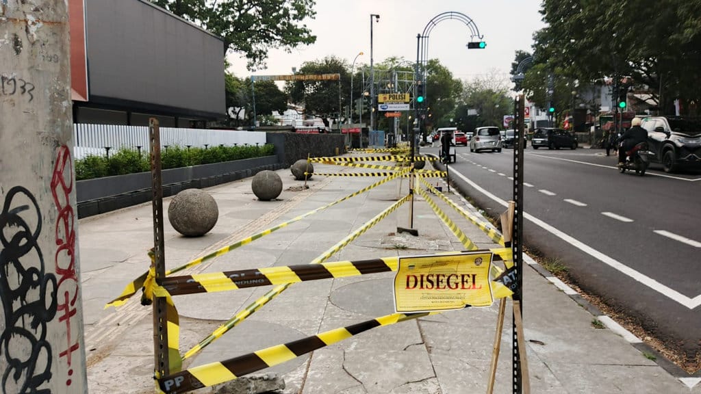 Kondisi terkini lokasi penebangan pohon di Jln. Martadinata, Kota Bandung, Senin (3/8/2026). Pemerintah Kota Bandung memasang segel di sekitar lokasi penebangan pohon secara ilegal tersebut. tirto.id/Muhamad Nizar Kasus Penebangan Pohon di Bandung