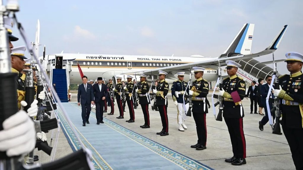 PM Thailand Anutin Charnvirakul (kiri) tiba di Pangkalan Udara TNI AU (Lanud) Halim Perdanakusuma, Jakarta, Senin (3/8/2026), disambut oleh Menteri Koordinator Bidang Politik dan Keamanan Djamari Chaniago (kanan). ANTARA/HO-BPMI Sekretariat Presiden. PM Thailand Anutin Charnvirakul tiba di Halim Perdanakusuma