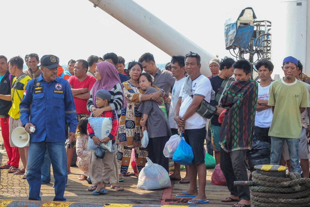 Sejumlah korban kebakaran kapal KM Mutiara Sentosa II berada di atas Kapal Negara (KN) Masalembo yang bersiap untuk bersandar di Dermaga Jamrud Utara, Pelabuhan Tanjung Perak, Surabaya, Jawa Timur, Selasa (4/8/2026). ANTARA FOTO/Didik Suhartono/YU Korban kebakaran KM Mutiara Sentosa II
