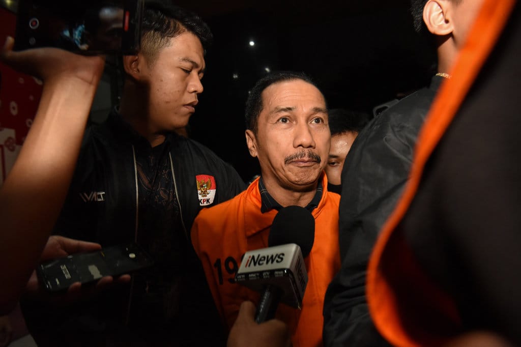 Mantan pegawai PT Telkom sekaligus pemilik PT Pasifik Cipta Solusi Elvizar (tengah) dikawal menuju mobil tahanan usai menjalani pemeriksaan di Gedung Merah Putih KPK, Jakarta, Selasa (4/8/2026). ANTARA FOTO/Indrianto Eko Suwarso/YU KPK tahan tersangka kasus korupsi digitalisasi SPBU Pertamina